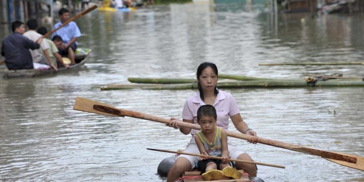 Furtunile „apocaliptice” din China se extind în nordul țării. Zeci de mii de oameni au fost evacuați din calea inundațiilor