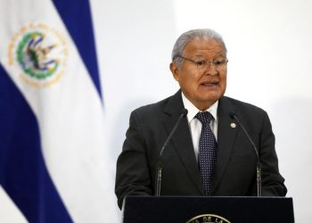 Бывшего президента Сальвадора объявили в международный розыск