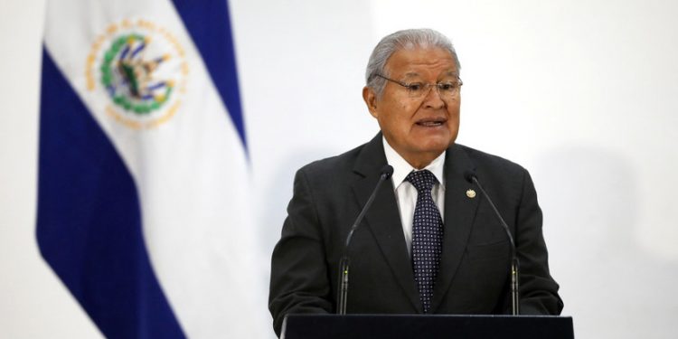 Бывшего президента Сальвадора объявили в международный розыск