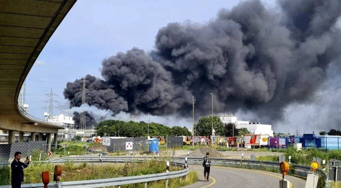 Explozie puternică la un combinat chimic din Germania. Cinci angajați sunt dați dispăruți | VIDEO