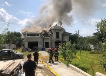 Un avion s-a prăbușit peste o casă de locuit din vestul Ucrainei. Patru decedați | VIDEO