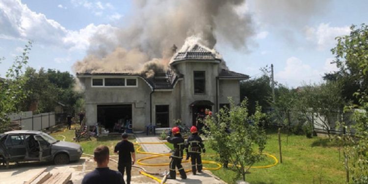 Un avion s-a prăbușit peste o casă de locuit din vestul Ucrainei. Patru decedați | VIDEO