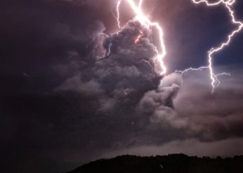 Furtuna a făcut ravagii în toată țara: Acoperișul unei case a luat foc, după ce a fost lovit de fulger, vântul a trântit copacii peste conductele de gaz | VIDEO