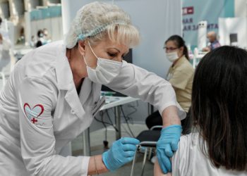 Ученые ответили на данные о заразности бразильского штамма среди привитых