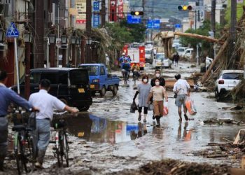 Власти Японии попросили эвакуироваться более 300 тыс. семей из-за ливней