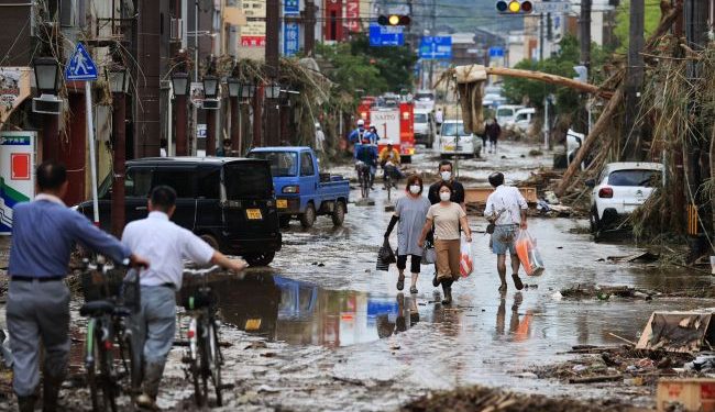 Власти Японии попросили эвакуироваться более 300 тыс. семей из-за ливней