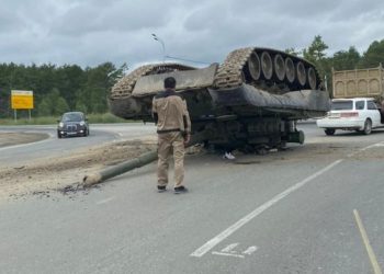 На Сахалине военные потеряли танк посреди трассы | VIDEO