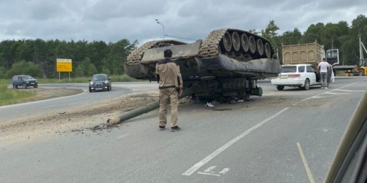 На Сахалине военные потеряли танк посреди трассы | VIDEO