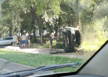 Accident groaznic în Capitală: O mașină a ajuns cu roțile în sus pe contrasens după impact | FOTO