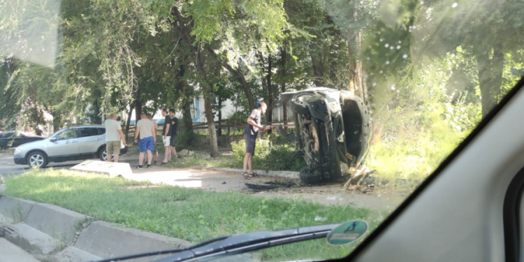 Accident groaznic în Capitală: O mașină a ajuns cu roțile în sus pe contrasens după impact | FOTO