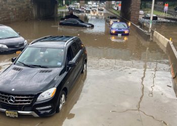 Haos în transportul din New York. Puhoaie au năvălit în stațiile de metrou, iar mașinile au rămas blocate în mijlocul apelor | VIDEO/FOTO