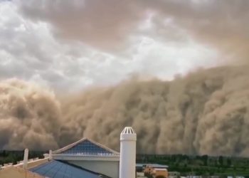 O furtună de nisip a acoperit un oraș din China în doar câteva minute | FOTO