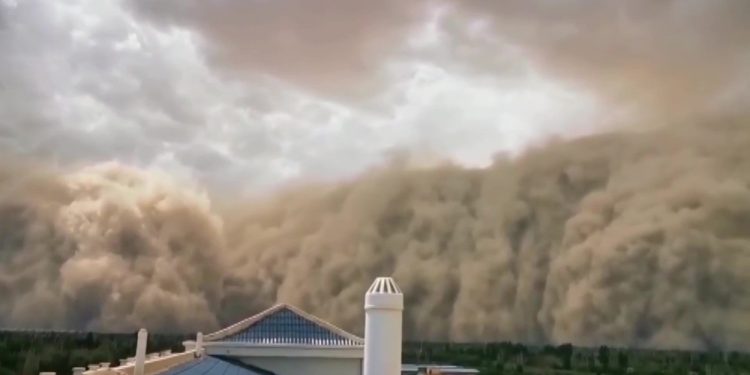 O furtună de nisip a acoperit un oraș din China în doar câteva minute | FOTO