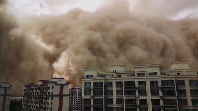 O furtună de nisip a acoperit un oraș din China în doar câteva minute | FOTO