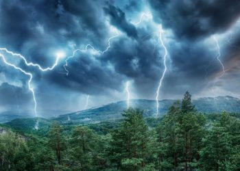 Vreme severă în România: 13 coduri roșii de ploi și furtuni, emise într-o singură zi