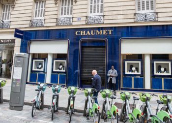 Jaf pe trotineta electrică la un magazin de lux din Paris. Hoțul a plecat cu bijuterii de peste 2 milioane de euro