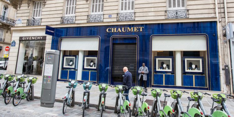 Jaf pe trotineta electrică la un magazin de lux din Paris. Hoțul a plecat cu bijuterii de peste 2 milioane de euro