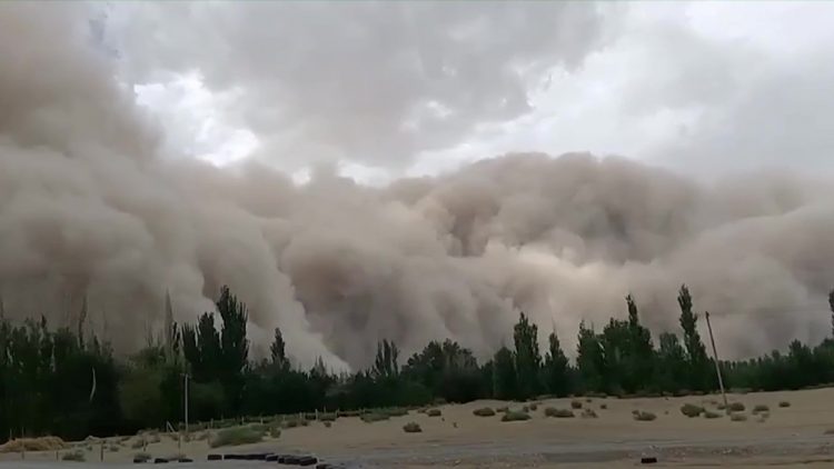 O furtună de nisip a acoperit un oraș din China în doar câteva minute | FOTO