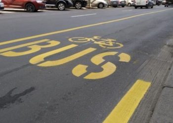 Troleibuzele nu încap în spațiile, șoferii merg pe unde apucă: Benzile de circulație de pe unele străzi din capitala crează haos în trafic | VIDEO