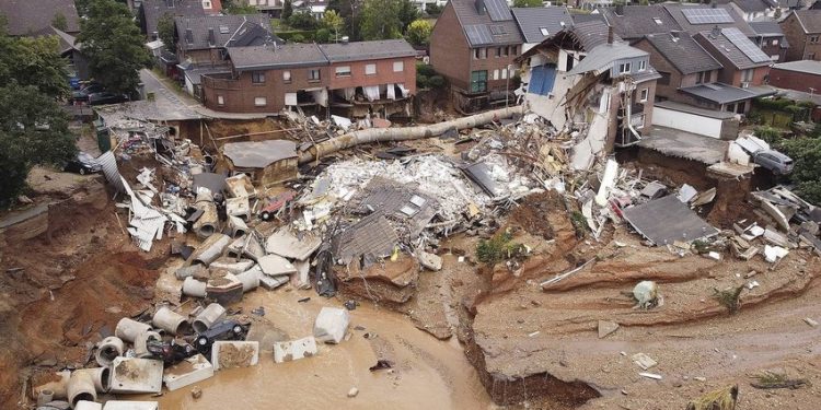 В Индии 15 человек погибли из-за обрушений зданий