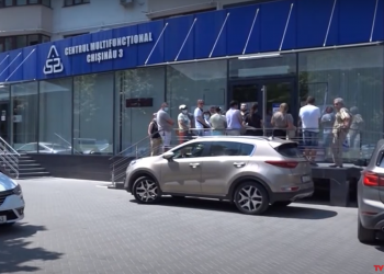 В столичном мультифункциональном центре люди вынуждены простаивать долгие часы в очереди на улице в жару | VIDEO