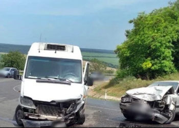 O mașină a derapat de pe traseu și a lovit un microbuz în raionul Orhei | VIDEO