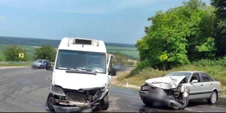 O mașină a derapat de pe traseu și a lovit un microbuz în raionul Orhei | VIDEO