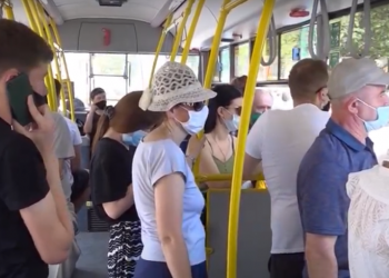 În municipiul Bălți troleibuzele nu sunt dotate cu aparate de aer condiționat: Oamenii luptă cu arșița cum pot. Explicația autorităților ciudată | VIDEO