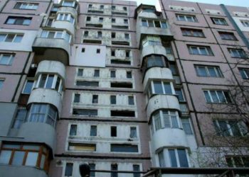 Alertă în Chișinău. Un bărbat amenință că se aruncă în gol de la etajul superior al unui bloc de locuințe