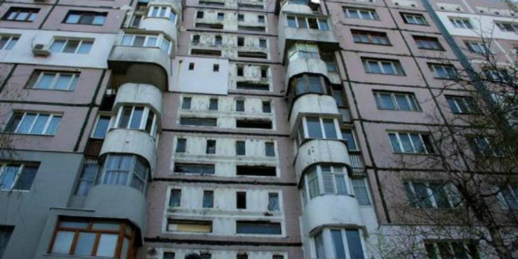 Alertă în Chișinău. Un bărbat amenință că se aruncă în gol de la etajul superior al unui bloc de locuințe