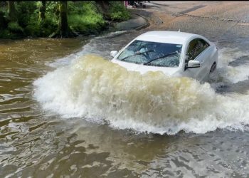 „Degrabă o să înotăm și noi ca în Veneția, cu bărcile”. Noi imagini cu potopul din capitală. Străzi și subterane inundate, iar traficul dat peste cap | VIDEO
