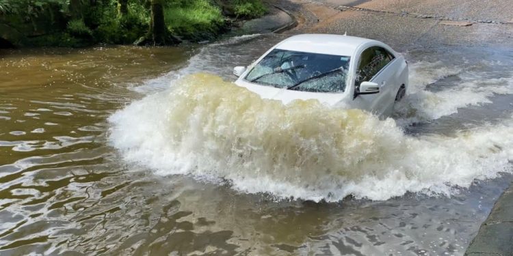 „Degrabă o să înotăm și noi ca în Veneția, cu bărcile”. Noi imagini cu potopul din capitală. Străzi și subterane inundate, iar traficul dat peste cap | VIDEO