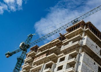 Cinci foști angajați ai unei companii de construcții, trimiși pe banca acuzaților. Au prejudiciat investitorii cu peste 40 mln de lei