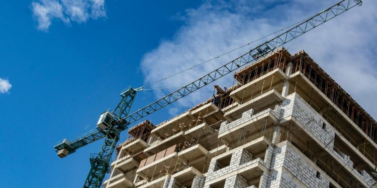 Cinci foști angajați ai unei companii de construcții, trimiși pe banca acuzaților. Au prejudiciat investitorii cu peste 40 mln de lei