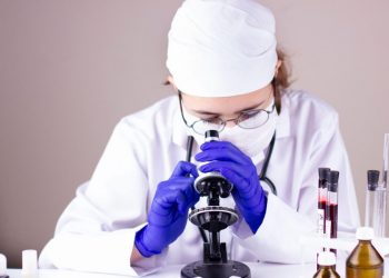 O infecție fungică mortală, greu de tratat, se răspândește în SUA. Avertismentul CDC