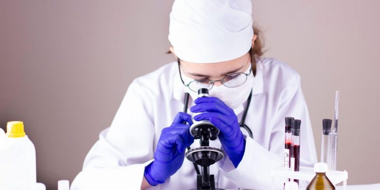 O infecție fungică mortală, greu de tratat, se răspândește în SUA. Avertismentul CDC