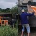 A căzut camionul peste el: Un bărbat, ce încerca să dezmembreze o mașină veche, salvat de doi trecători | VIDEO
