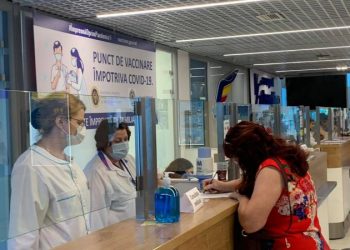 Din avion direct la vaccinare anti-Covid: Autoritățile au deschis un punct de imunizare chiar pe Aeroportul Internațional Chișinău