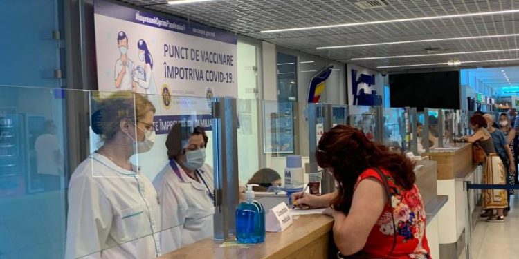 Din avion direct la vaccinare anti-Covid: Autoritățile au deschis un punct de imunizare chiar pe Aeroportul Internațional Chișinău