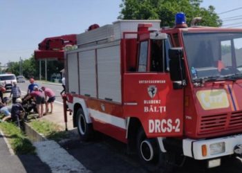 Cal, prăbușit într-un șanț, cu tot cu căruță: Salvatorii au intervenit cu o macara pentru a salva animalul | VIDEO