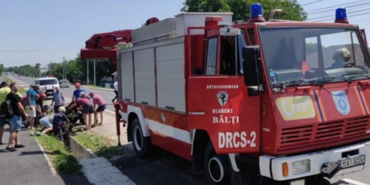 Cal, prăbușit într-un șanț, cu tot cu căruță: Salvatorii au intervenit cu o macara pentru a salva animalul | VIDEO