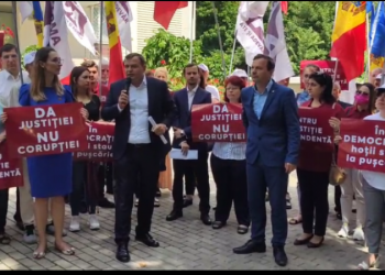 Domeniul justiției necesită a fi curățat de corupți: Membrii Partidului «Platforma DA» au protestat în fața Curții de Apel Chișinău | VIDEO