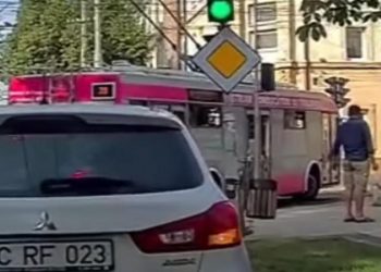 Момент, когда троллейбус наехал на девушку, пересекающую улицу по пешеходному переходу на электросамокате, попал на видео | VIDEO