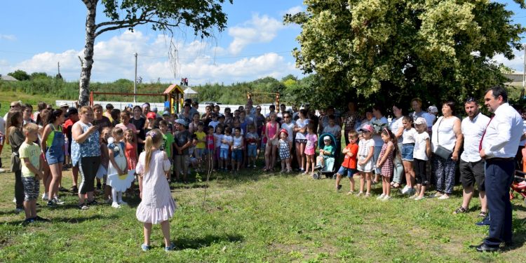 Copiii din încă patru sate ale raionului Orhei se bucură de terenuri de joacă: Înainte copiii se duceau pe stadion, în buruiene, acum au unde-și petrece timpul | VIDEO