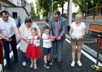 Zeci de ani au așteptat și acum au motive de bucurie: Locuitorii a încă două curți de bloc din municipiul Orhei sunt recunoscători autorităților pentru munca depusă | VIDEO