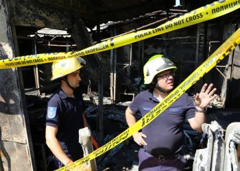 Peste 60 de gherete, înghițite de flăcări. IGSU, despre cauzele preliminare ale incendiului de la piața din Rezina și problemele parvenite în timpul stingerii focului | VIDEO