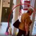 Atenție la femeia din imagini. Ar fi furat o geantă dintr-un supermarket | VIDEO