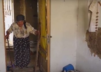 Lăsată în voia sorții. O femeie de 90 de ani, mamă a 11 copii, riscă să moară de foame, în singurătate, printre gunoaie | VIDEO