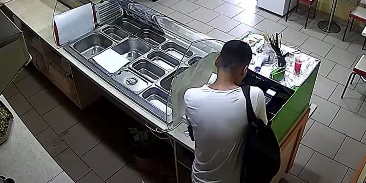 Riscă se se întoarcă după gratii. Individ bănuit de jaf, comis într-un fast-food | VIDEO