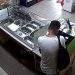 Riscă se se întoarcă după gratii. Individ bănuit de jaf, comis într-un fast-food | VIDEO